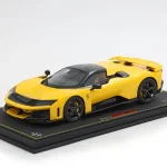 Végkiárusítás Ferrari F80 2024 Giallo Modena vitrinnel Limitált